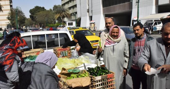 تنظيم منافذ متنقلة وثابتة لبيع المواد الغذائية بأسعار مخفضة 