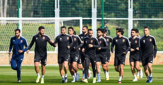 كولر يلقي المحاضرة الأخيرة على لاعبى الأهلى قبل موقعة ريال مدريد.. فيديو