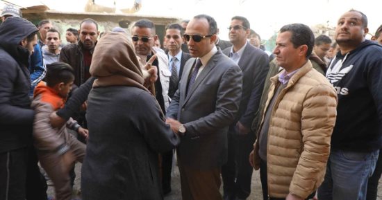 نائب محافظ المنيا يتفقد عمارات الإيواء فى حى جنوب.. صور