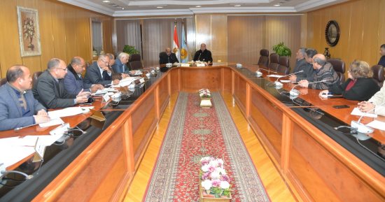 محافظ أسيوط يعقد اجتماعًا لمناقشة معدلات الأداء فى الخطة الاستثمارية.. صور