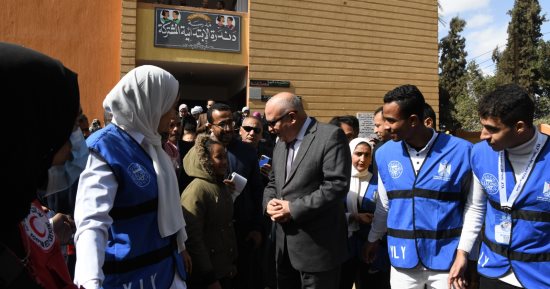 محافظ قنا يتابع فعاليات اليوم الثانى للقافلة السكانية الشاملة بدندرة