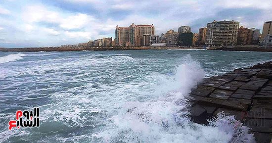 الطقس السيئ يضرب الإسكندرية برياح عاتية ويتسبب فى غضب البحر