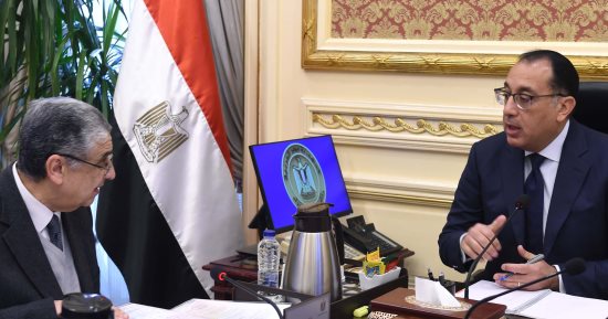 رئيس الوزراء يتابع مع وزير الكهرباء والطاقة المتجددة عددا من ملفات عمل الوزارة