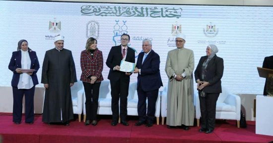 وزير التعليم العالى يكرم يوسف شريف خاطر طالب جامعة المنصورة الفائز بـ"معا"