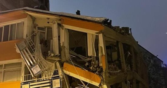مسئولون أتراك: 5 ضحايا وانهيار 52 مبنى بسبب الزلزال