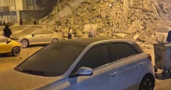 3 قتلى و100 مصاب وانهيار 130 مبنى في ملاطيا التركية بسبب الزلزال