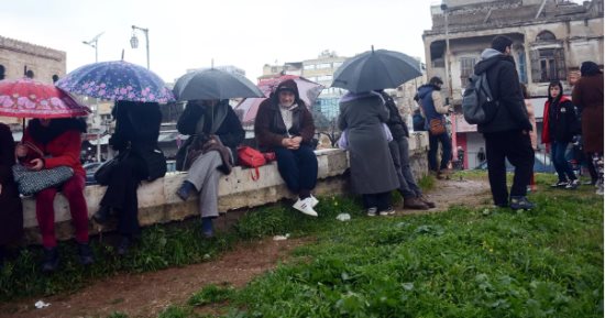 أهالى اللاذقية فى سوريا يفترشون الشوارع خوفا من "تسونامي".. صور