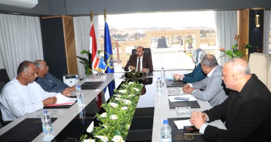محافظ أسوان يلتقى أعضاء مجلس النواب ويشيد بالتعاون المستمر