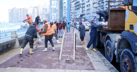 صب طبقة خرسانية ومصدات حماية لإصلاح شروخ وتشققات كورنيش الإسكندرية.. صور