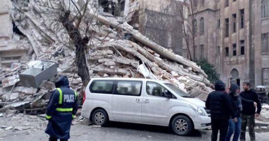 وزير خارجية اليونان يصل إلى تركيا لدعم أنقرة فى أعقاب الزلزال