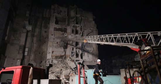 وزير الطاقة التركي: صعوبات لوصول السيارات لمناطق الزلزال لانقطاع الطرق والكهرباء