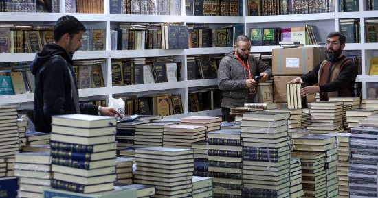  55 قمرا فى سماء القاهرة.. معرض الكتاب من ألفية العاصمة القديمة إلى ولادة العاصمة الجديدة.. دُرة تاج «دولة المعرفة» وياقوتة فى سلسلة حضارية أولها نقوش المعابد وليس آخرها نُزهة العائلات فى أحضان الثقافة