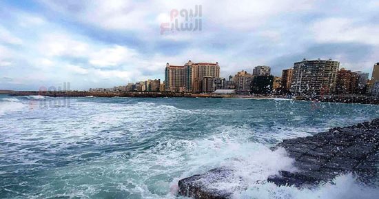 الحقيقة الكاملة وراء هبوط كورنيش الإسكندرية.. الانهيار لا علاقة له بأى زلزال والواقعة ليست جديدة.. الأمر متكرر على السواحل المصرية وفى كل دول العالم.. سبب الظاهرة فترات النوات وارتفاع المدّ ونحر الشواطئ.. صور