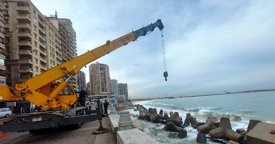 الرى تكلف المقاولون العرب بإصلاح هبوط رصيف طريق الكورنيش بسيدى بشر 