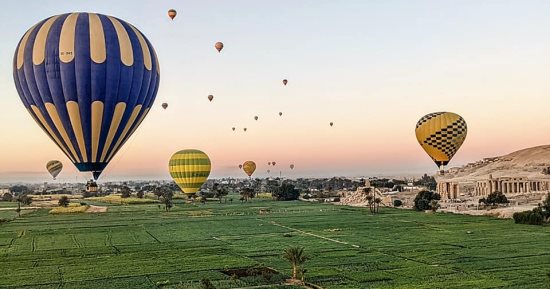 تحليق 22 رحلة بالون طائر على متنها 440 سائحا فى الأقصر.. صور