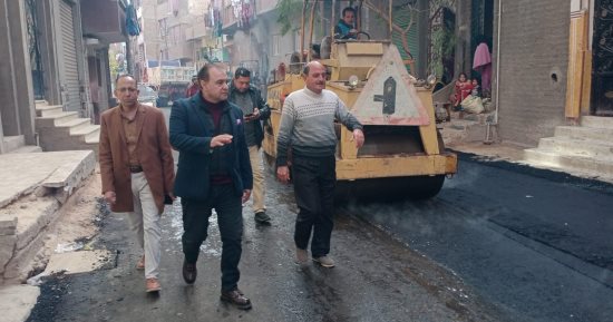 بدء رصف وإعادة تأهيل عدد من الشوارع الرئيسية بحى جنوب ملوى بالمنيا.. صور