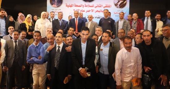القوى العاملة: حريصون على توفير بيئة عمل لائقة تحمى العامل من المخاطر المهنية