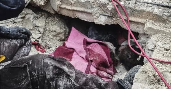 الدفاع التركية: إقامة ممر جوى لنقل فرق الإنقاذ إلى منطقة الزلزال