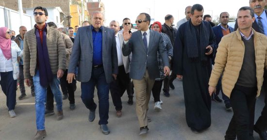 نائب محافظ المنيا يتفقد مشروعات حياة كريمة بقرية المعصرة بمركز ملوى