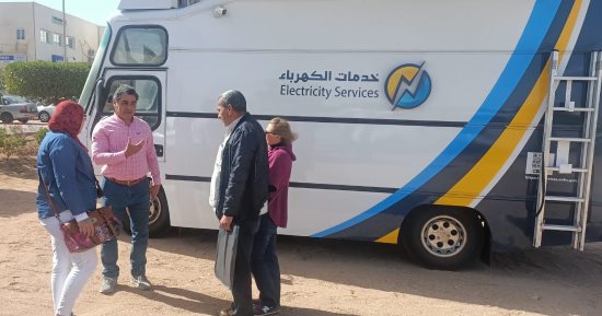 تعمل بالطاقة الشمسية.. سيارة تقدم خدمات الكهرباء إلكترونيا بشرم الشيخ بـ6 لغات
