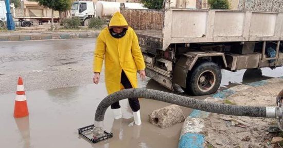 محافظ مطروح يوجه الجهات المعنية برفع تراكمات مياه الأمطار.. صور