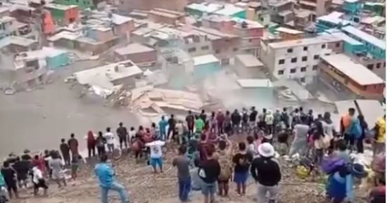 مصرع 40 شخصا وإصابة المئات فى بيرو بسبب انهيارات أرضية.. فيديو