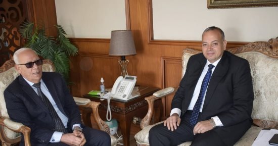 محافظ بورسعيد يبحث مع "اقتصادية القناة" تطوير ميناء غرب والممشى السياحى