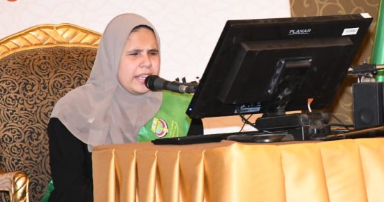 "أسماء عادل".. فتاة من ذوى الهمم بكفر الشيخ تٌبدع فى تلاوة القرآن وتحصد المركز الأول عالميًا فى مسابقة القرآن الكريم العالمية.. أسرتها: ولدت كفيفة فاعتبرناها هدية من الله.. والمحافظ: نموذج متميز للفتاة المصرية