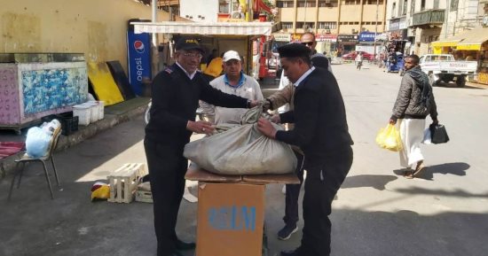 مجلس مدينة أسوان يشن حملة مكبرة لرفع 166 حالة إشغال بنطاق حى غرب.. صور