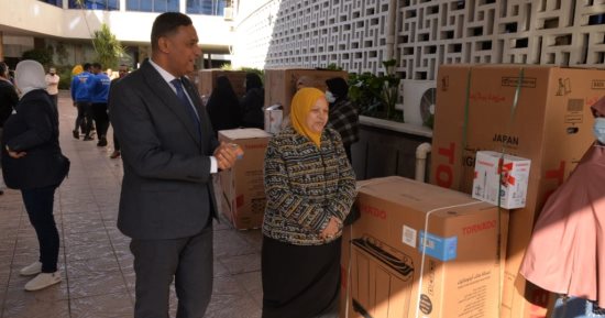 محافظ الدقهلية يسلم 30 جهاز عروس لأبناء المحافظة باحتفالات العيد القومى.. صور