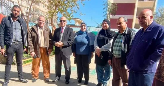 عمال النظافة ينتشرون فى شوارع وميادين بيلا لرفع مياه الأمطار