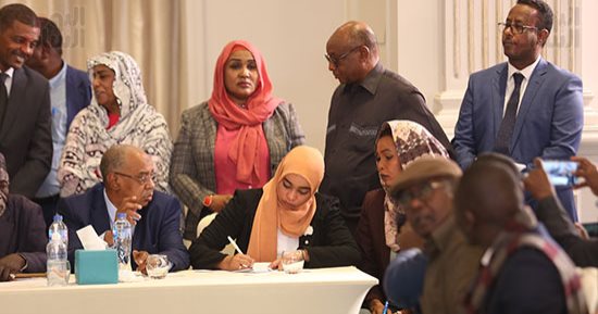 القاهرة الإخبارية تبرز فاعليات ورشة الحوار الوطنى السودانى.. ميرغنى موسى: أزمتنا السياسية مفتعلة.. سياسية سودانية: ورشة الحوار شمولية ومتنوعة.. وخبير دستورى سودانى: التعديلات التى تمت بالوثيقة شملت 6 مواد