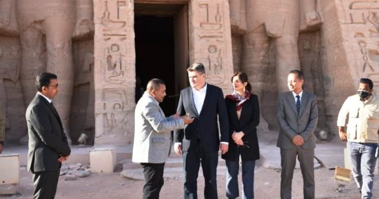 تفاصيل الجولة السياحية لرئيس كرواتيا وقرينته بمعبد أبوسمبل.. صور