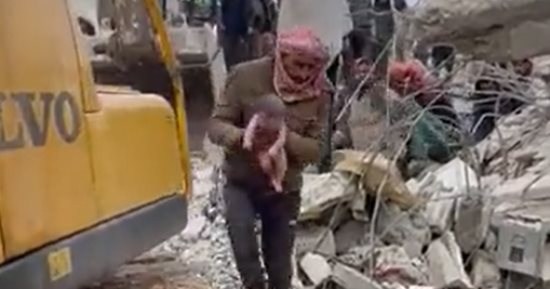 مولود يبصر النور تحت أنقاض زلزال سوريا.. ووفاة عائلته بأسرها (فيديو)