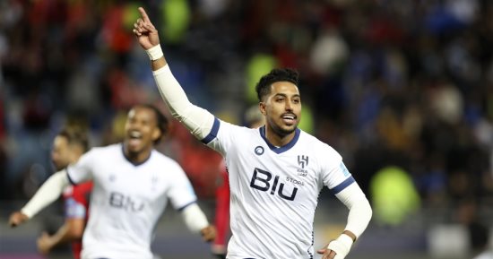 الهلال السعودى يتلاعب بنجوم البرازيل ويتأهل لأول نهائى بالمونديال فى التاريخ.. الزعيم يثأر من فلامنجو بالفوز 3-2.. 1.5 مليون ريال لكل لاعب.. وحارس الهلال يتمنى فوز الأهلى على الريال ومواجهته فى النهائى