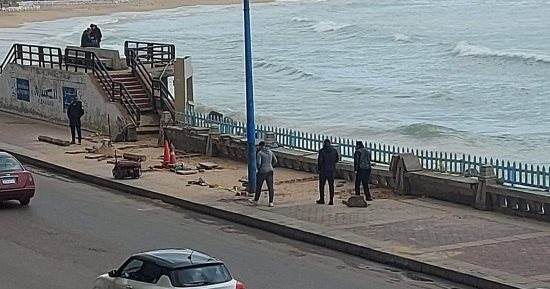 إصلاح منطقة البلازا بكورنيش "سيدى بشر" المتصدع ..صور