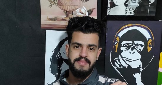 "عمر" يطور موهبته فى الرسم للانضمام إلى محترفى الفن الراقى