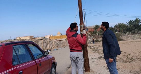 أهالى قريتى الخربة و30 يونيو بشمال سيناء ينفذون مبادرات مواجهة أعطال الشتاء.. صور