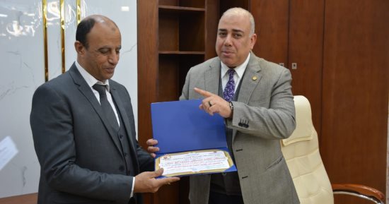 مترو الأنفاق يكرم قائد قطار بالخط الثانى لحصوله على الدكتوراه.. صور