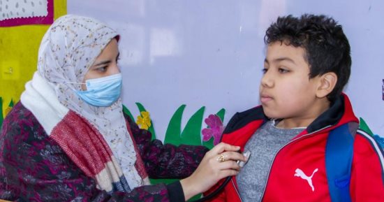 تقديم الرعاية الطبية لـ1179 بقافلة جامعة طنطا بمركز السنطة