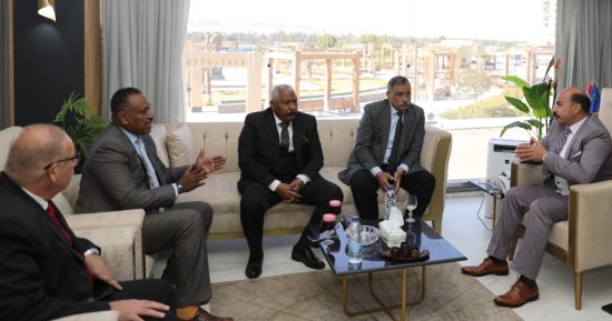 أشرف عطية يلتقى مجلس إدارة نادى أسوان ويؤكد دعم مشواره بالدورى
