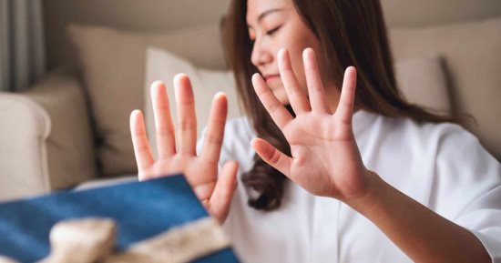 لو الإكس بعت لك هدية فى عيد الحب تتصرفى إزاى؟.. تعرفى على رأى خبيرة 