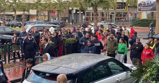 الجماهير تحتشد حول حافلة الأهلى قبل التحرك لمواجهة ريال مدريد.. صور