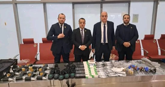 جمارك مطار القاهرة تضبط محاولة تهريب كمية من مستلزمات جراحة العظام.. صور 
