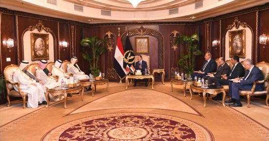 وزير الداخلية يستقبل وفدا أمنيا رفيع المستوى من قيادات الداخلية القطرية