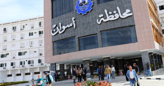 إخلاء مبنى ديوان محافظة أسوان فى تجربة طوارئ على إدارة أزمات الزلازل.. صور