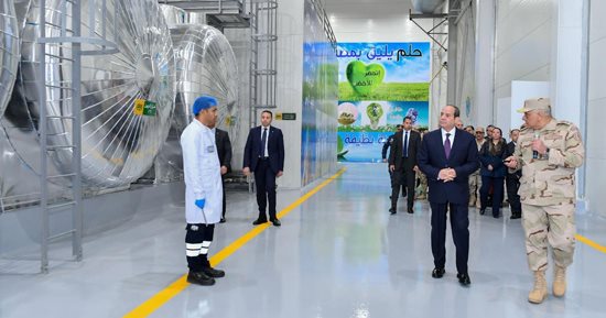 الرئيس السيسي يجرى جولة تفقدية داخل مصانع "سايلو فودز"