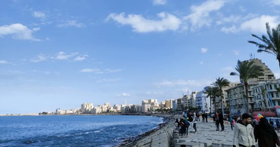تحسن ملحوظ فى الأحوال الجوية مع اختفاء السحب الركامية بالإسكندرية.. صور