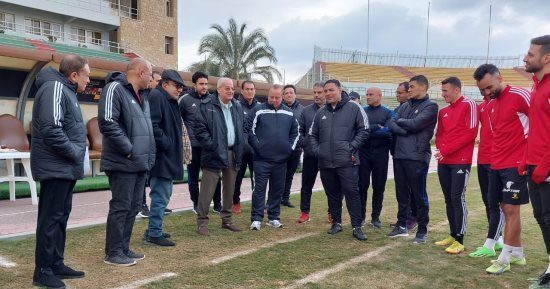 رئيس المقاولون العرب يحفز اللاعبين قبل مواجهة غزل المحلة..صور