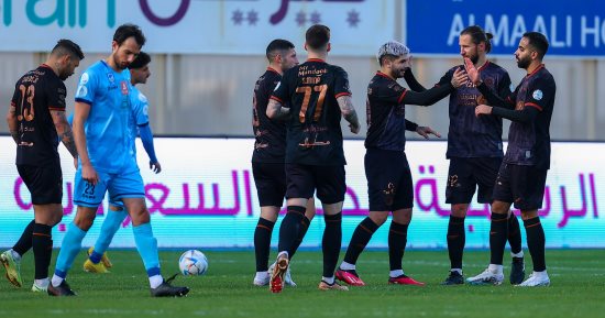 الشباب يتخطى الباطن برباعية ويتصدر الدوري السعودى.. فيديو